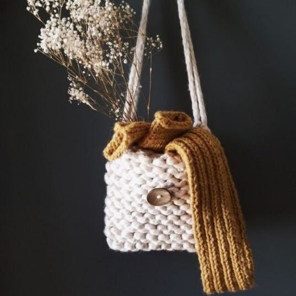 Handknit Tote Bag, Extra Chunky Ivory Yarn Knit, Vintage Wooden Button - Picture 10 of 12